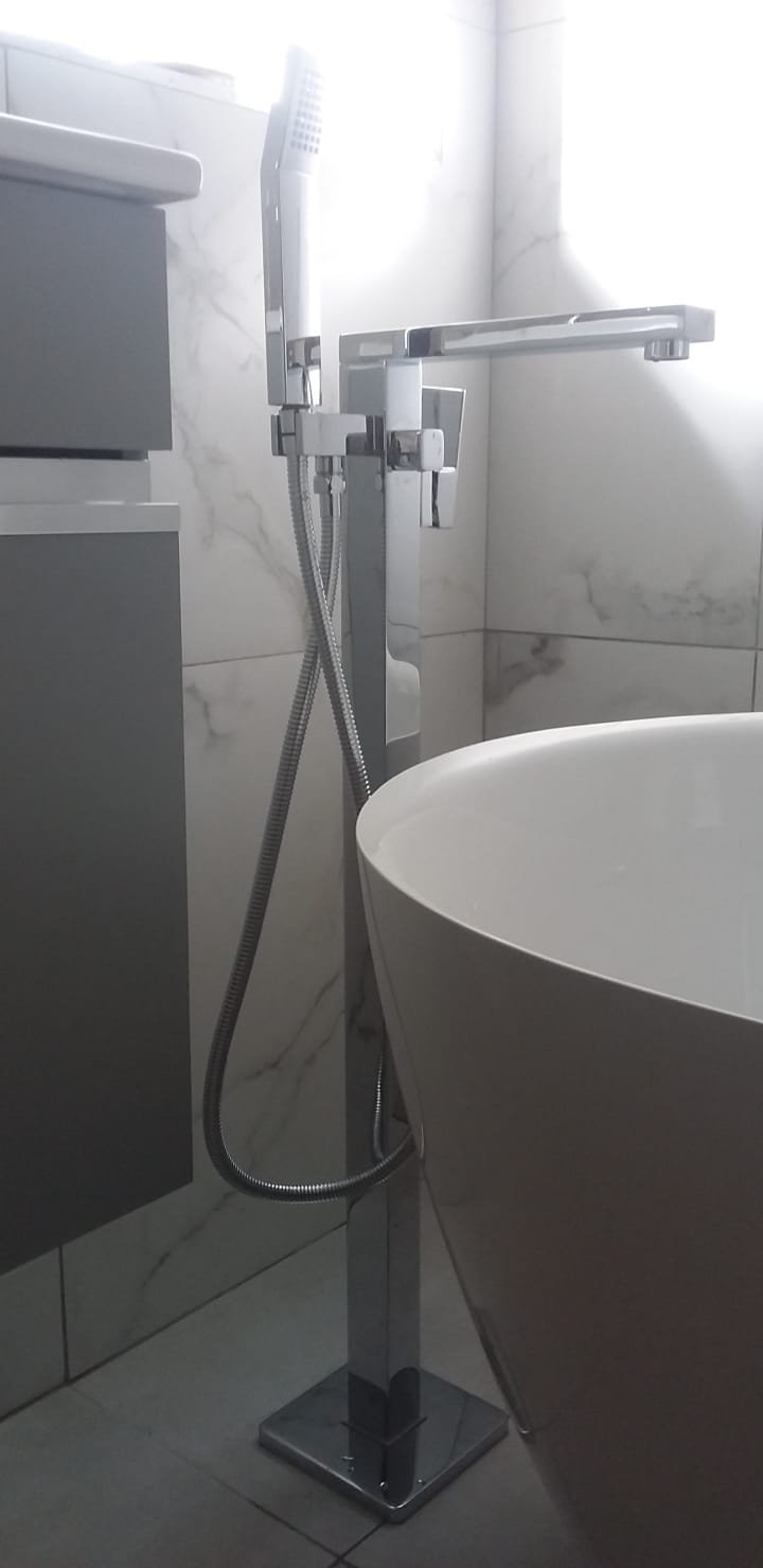 Freestanding bath & shower